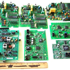 Aus Tischtelefonen und Computern ausgebaute Leiterplatten, Konvolut von 7 Leiterplatten, Zifferblattteile, Recyclingteile, amerikanisches Produkt