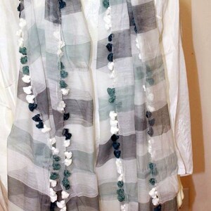 Unisexe, Coton soie, Main Tissé Shades of Gray Striped Pattern Scarf, Stole, Wrap, Dupatta with Pom Pom Fringe