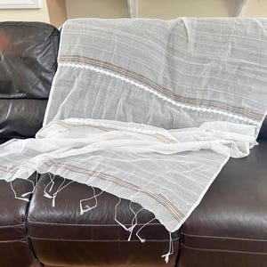 100 % coton, 7,7 pieds x 4 pieds, tissé à la main blanc avec motifs cuivre et paillettes dorées, houppa en dentelle, écharpe, voile de mariée, ciel de lit