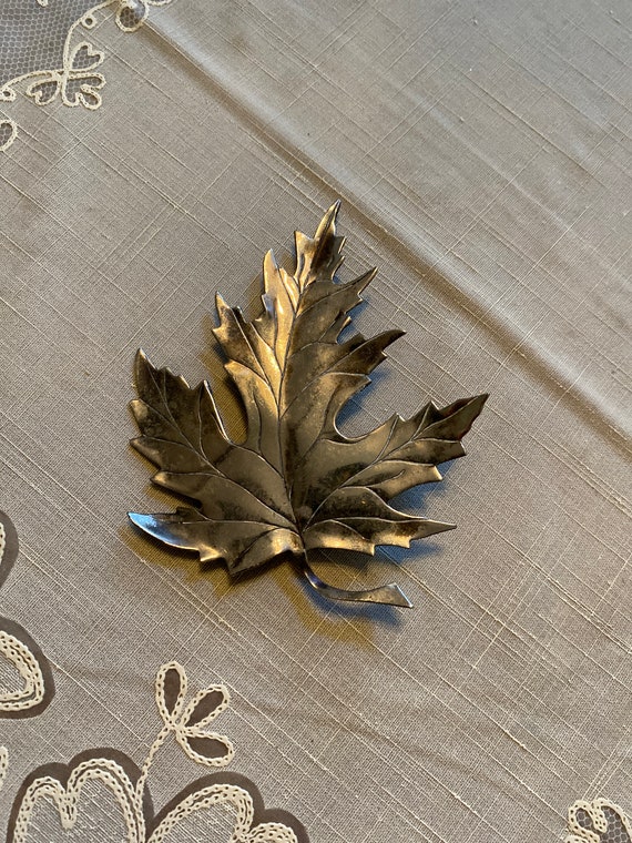 Vintage maple/ash leaf silver tone pin brooch. Unu
