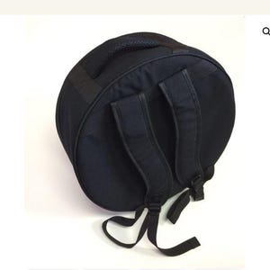 Może przedstawiać: Czarny, okrągły pokrowiec na bęben z uchwytem i regulowanymi paskami plecakowymi. Torba wykonana jest z wytrzymałej tkaniny i posiada wyściełany uchwyt dla wygodnego przenoszenia. Paski mają regulowane klamry.