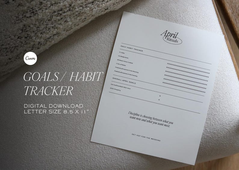 Pu&ograve; includere: Un tracker delle abitudini bianco in formato lettera con il testo "April Rituals" e "Goals/Habit Tracker". Il tracker include sezioni per gli obiettivi giornalieri e generali, con una citazione in basso. La carta misura 21,6 x 27,9 cm.