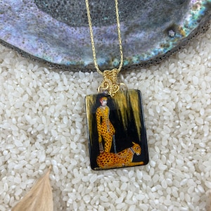 Pingente Art Déco, Letra L, Pintado à mão, arte em laca, concha pintada, curiosidade global, pintura em miniatura, Mulher Leopardo, presente de belas artes