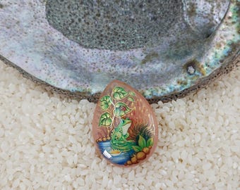 Frog with ladybug bead, Hand painted, painted on quartz , lacquer art, miniature painting, global curiosity