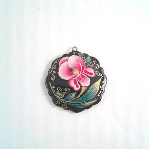 Ciondolo Iris rosa, dipinto a mano, laccato, cartapesta, Global Curiosity, regalo per giardiniere, fiore di nascita di febbraio, regalo di fiori di nascita