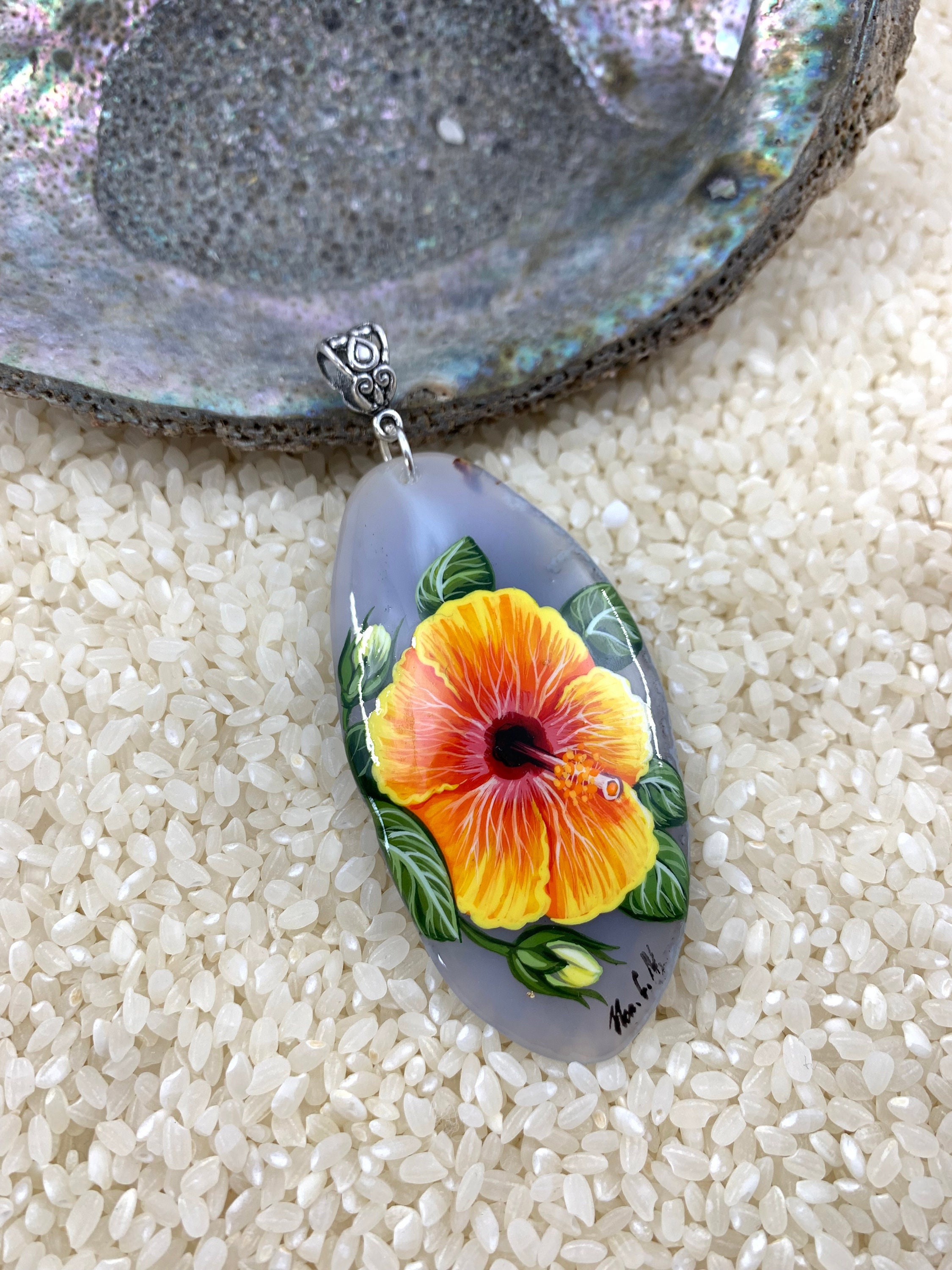 SATTCHI ネックレス・ペンダント Exotic Yellow Flower Objet Hand Painted, Yellow Hibiscus Flower Pendant, Painted Agate