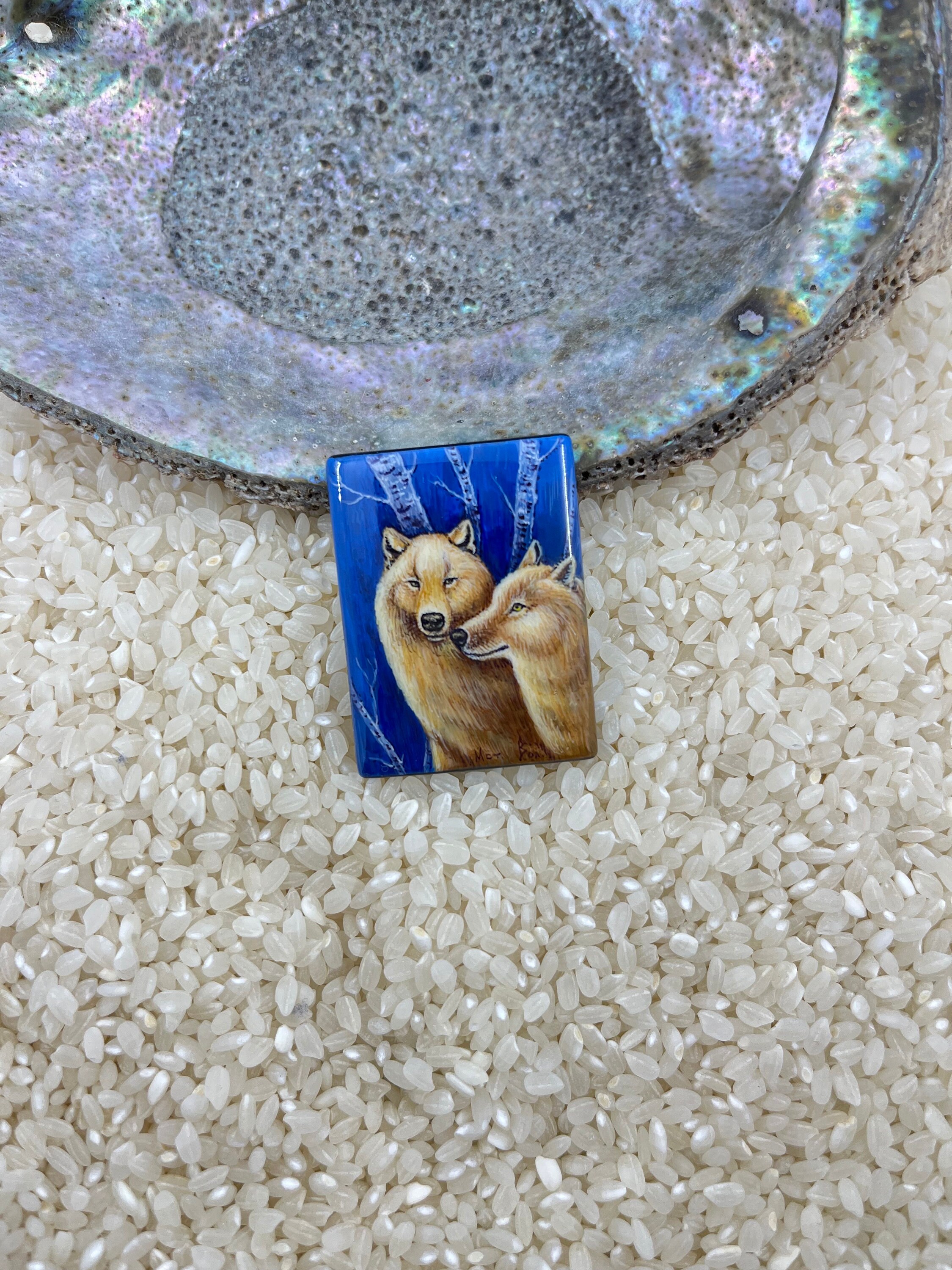 Handbemalte Perle Wolf Tierperle Lackkunst handbemalt Global Curiosity Miniaturmalerei Mstera Geschenk des Mannes Naturschmuck Etsy