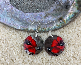 Pendientes de amapola pintados a mano: arte lacado, plata de ley, nácar