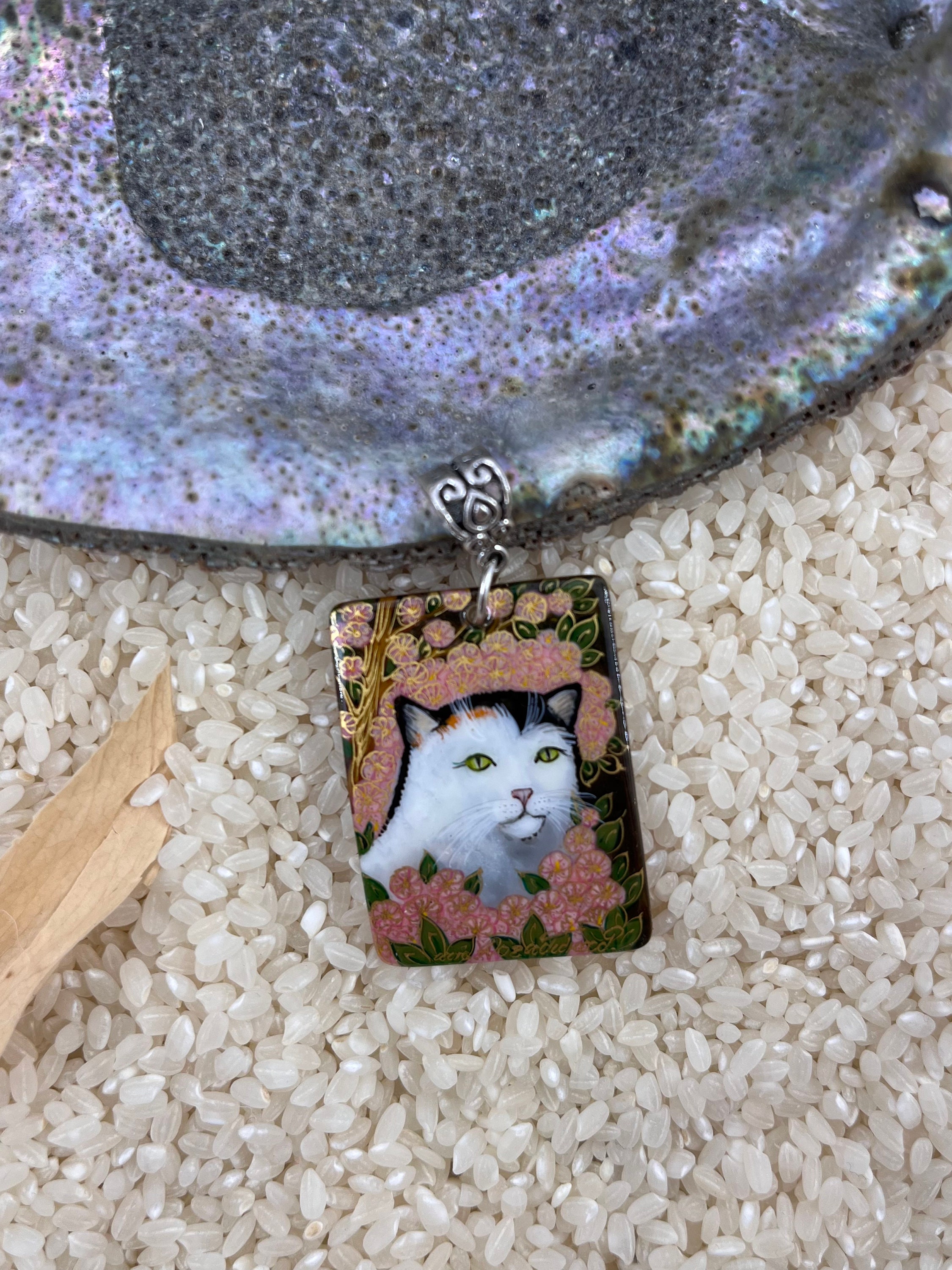 手描きの猫ペンダント：桜の漆芸ペットギフト - Etsy 日本