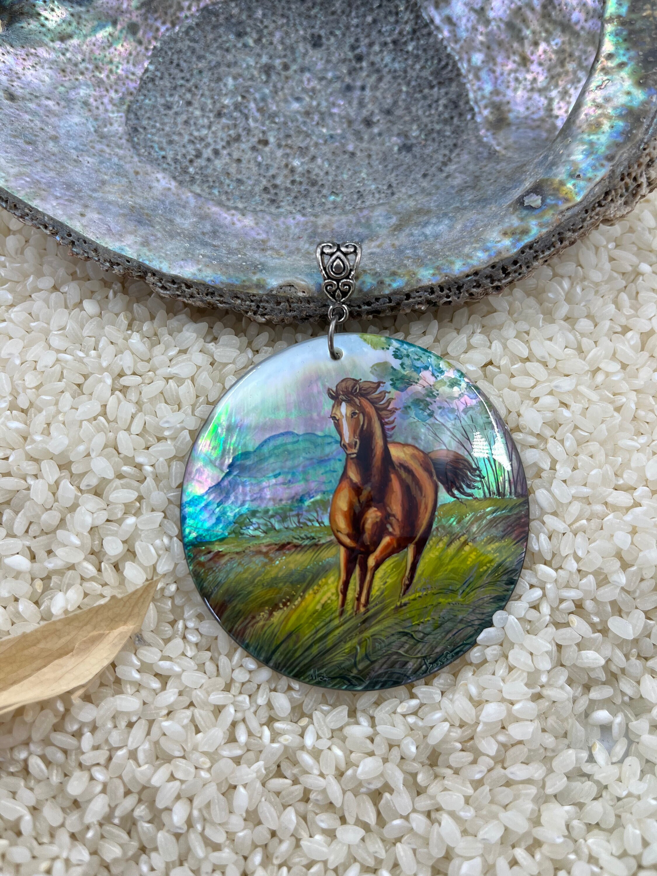 Pendentif Cheval En Coquillage Peint Main - Cadeau Unique, Style Nature, Occasion