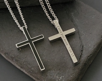 Può includere: Due catene d'argento con ciondoli a forma di croce. Una croce è nera e l'altra ha l'iscrizione "Ti amo di più. 7/26/15"