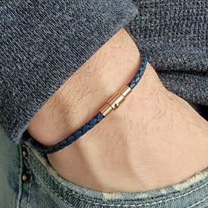 Bracelet tressé fin en cuir bleu
