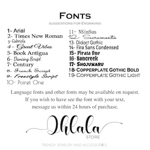 Pu&ograve; includere: Un elenco di font con i loro nomi e numeri, come Arial, Times New Roman e Great Vibes. Il testo "FONTS" &egrave; in cima all'elenco. Il testo "SUGGERIMENTI PER L'INCISIONE" &egrave; sotto la parola "FONTS". Il testo "I font di lingua e altri font possono essere disponibili su richiesta. Se desideri vedere il font con il tuo testo, inviaci un messaggio entro 24 ore dall'acquisto." &egrave; sotto l'elenco dei font. Il testo "Ihlala STORE" &egrave; in fondo all'immagine. Il testo "GIOIELLI E ACCESSORI ALLA MODA" &egrave; sotto il nome del negozio.