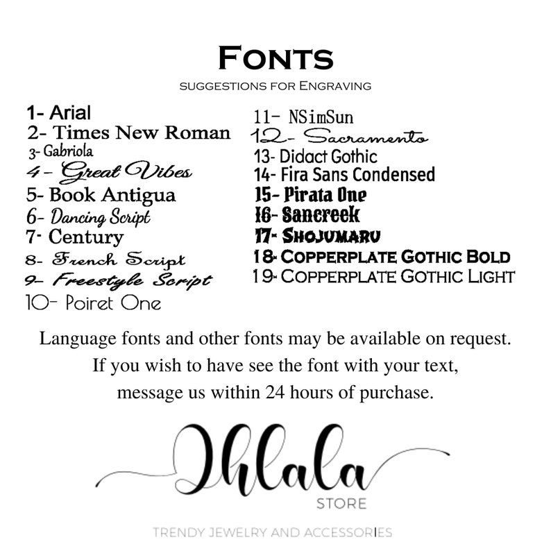 Pu&ograve; includere: Un elenco di font con i loro nomi e numeri, come Arial, Times New Roman e Great Vibes. Il testo "FONTS" &egrave; in cima all'elenco. Il testo "SUGGERIMENTI PER L'INCISIONE" &egrave; sotto la parola "FONTS". Il testo "I font di lingua e altri font possono essere disponibili su richiesta. Se desideri vedere il font con il tuo testo, inviaci un messaggio entro 24 ore dall'acquisto." &egrave; sotto l'elenco dei font. Il testo "Ihlala STORE" &egrave; in fondo all'immagine. Il testo "GIOIELLI E ACCESSORI ALLA MODA" &egrave; sotto il nome del negozio.