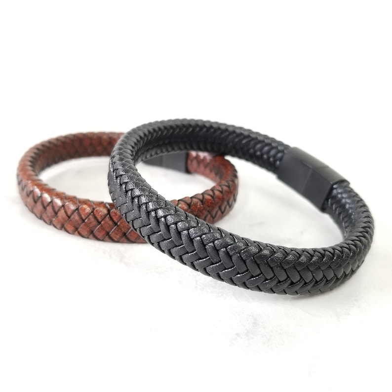 Pu&ograve; includere: Due braccialetti in pelle intrecciati, uno nero e uno marrone. I braccialetti sono intrecciati con un design semplice e classico.