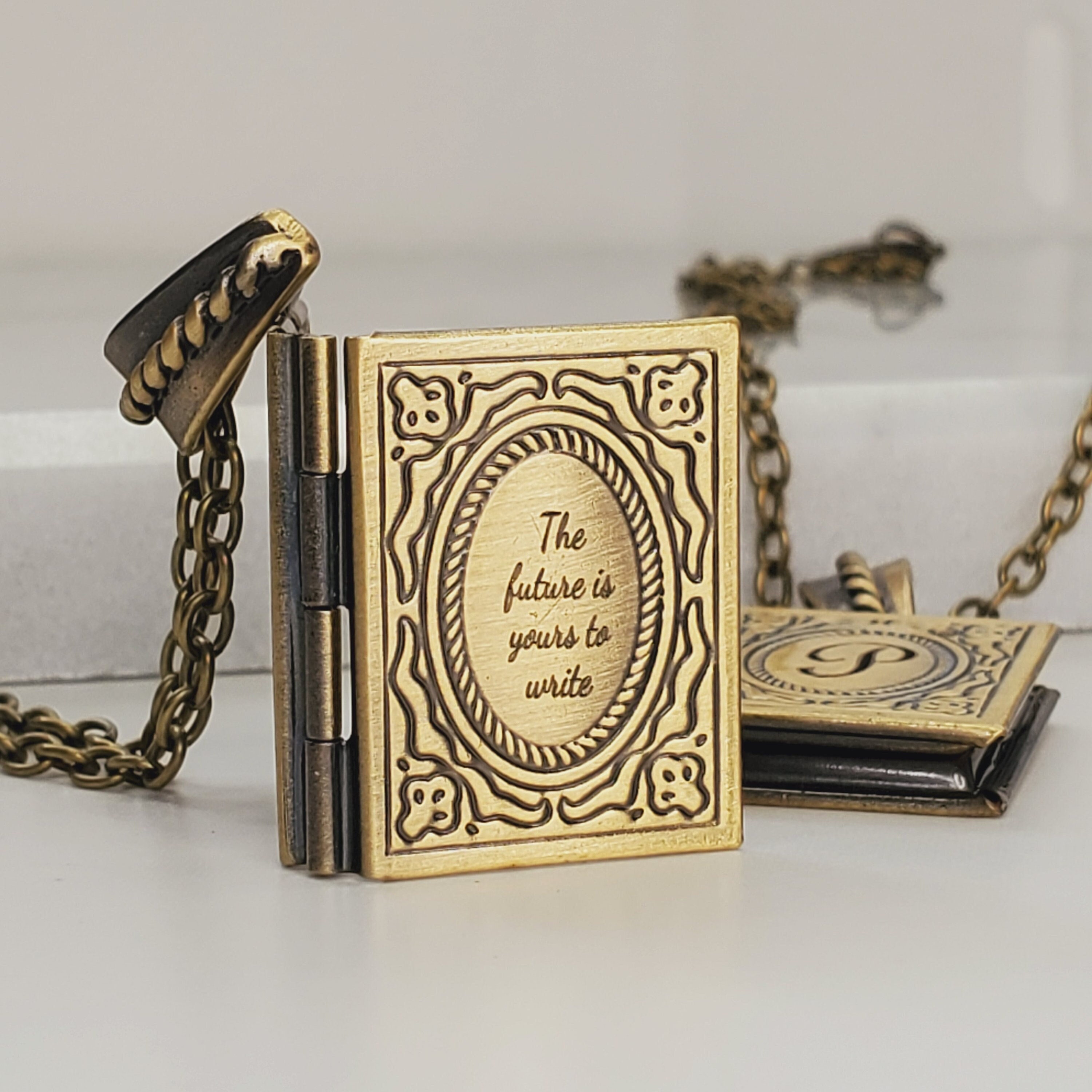 Personalized Book Locket Necklace – amorecarter