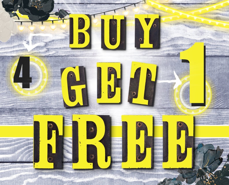 Puede incluir: Un letrero amarillo y negro con el texto "BUY 4 GET 1 FREE" sobre un fondo de madera. El letrero est&aacute; decorado con luces de cadena y flores negras.