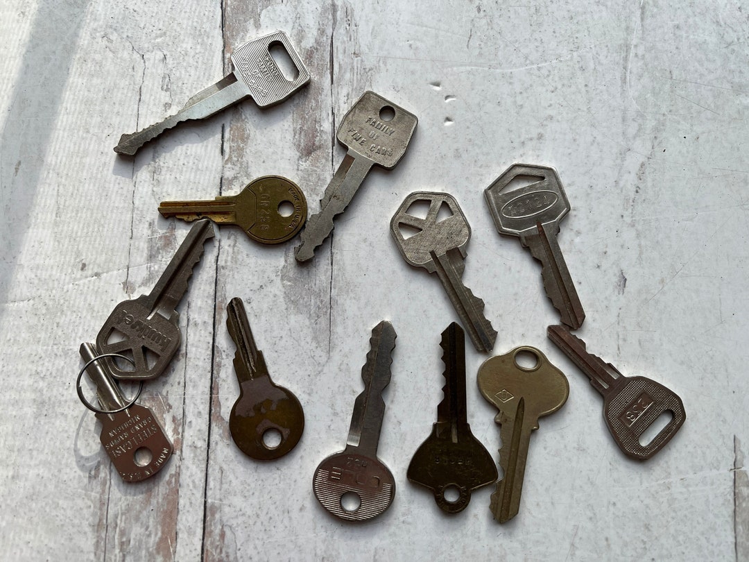 12 Random Keys From Houses, Cars, Luggage Etc Different Sizes, Colors ...