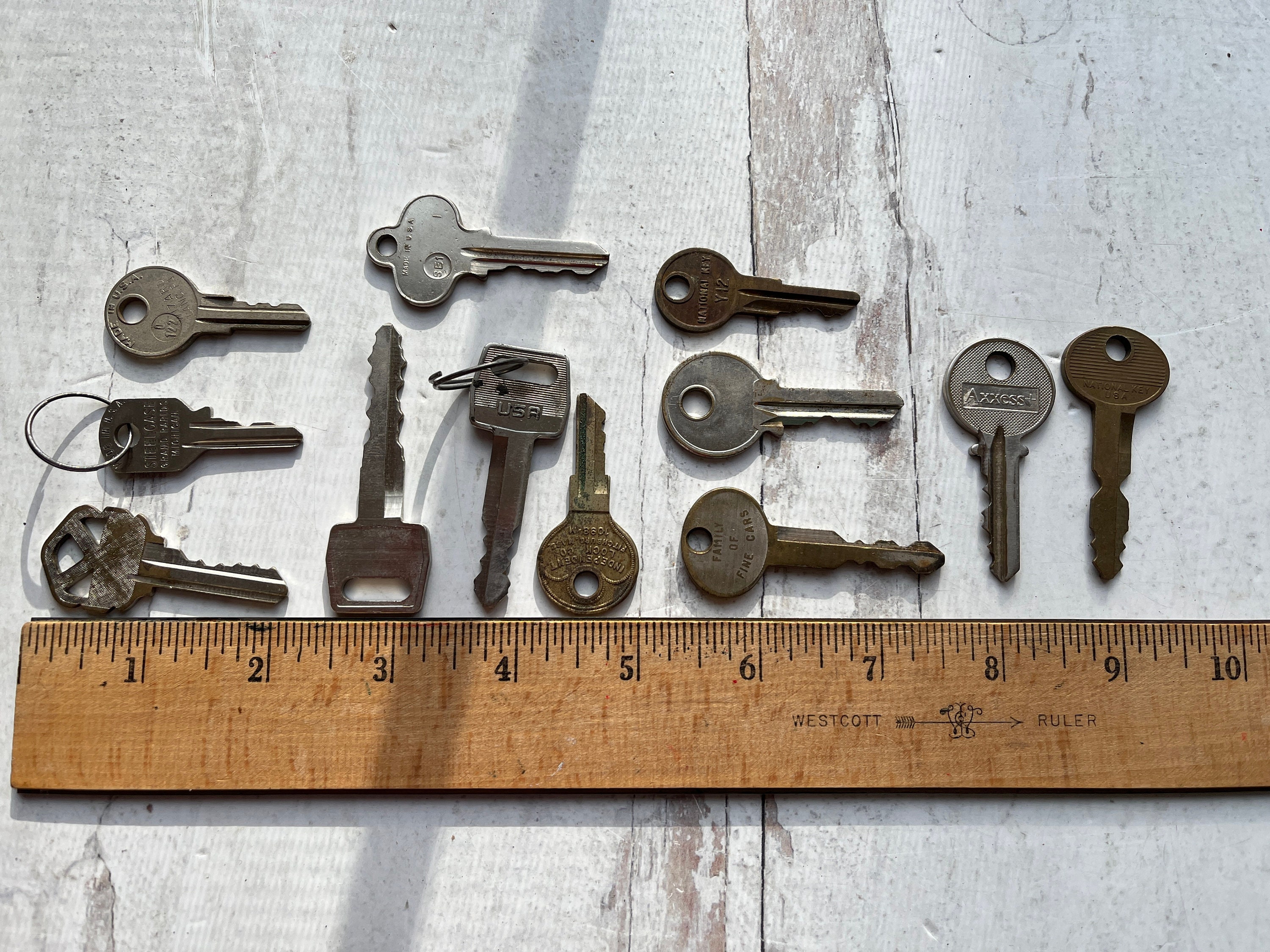 Random Images Keys 12 Random Keys From Houses, Cars, Luggage Etc Different Sizes, Colors ...
