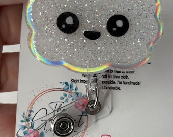 White Holographic Happy Face Cloud Badge Badge Anstecker | Austauschbares medizinisches Abzeichen | Geschenk für Sie | Schwesternschülerin | Glitzer Anhänger