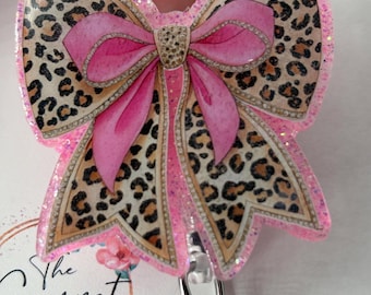 Carrete de insignia retráctil con estampado de animal femenino con lazo de leopardo rosa para compañera de trabajo, regalo para ella, regalo para el hospital, regalo para ella