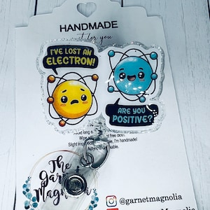 Bobine d'insigne d'atome à vie positive de laboratoire de chimie électronique | Porte-carte d'identité rétractable | Infirmière nerd Employé d'hôpital | Insigne de docteur | Cadeau pour elle et lui