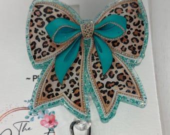 Carrete de insignia retráctil con estampado animal femenino con lazo de leopardo verde azulado para compañera de trabajo, regalo para ella, regalo para el hospital, regalo para ella