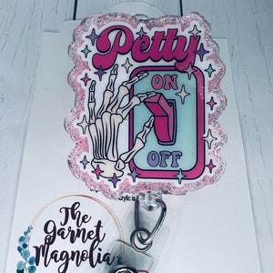 Petty Mode sur sarcastique infirmière Fun Reel | Porte-carte d'identité rétractable | Infirmière Employée d'hôpital | Cadeau pour elle | insigne d'humour | Bobine de badge scintillant