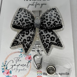 Leopard Schnee Silber Mädchen kokette niedlichen Bogen holographische Abzeichen Reel | Krankenhaus Ausweisrolle | Einziehbares Abzeichen | Geschenk für Sie | Süßer Anstecker