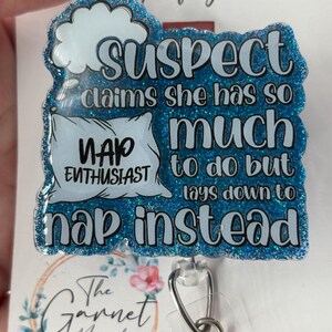Le suspect a des tonnes de choses à faire mais fait une sieste mignonne Fun Reel | Porte-carte d'identité rétractable | Infirmière Employée d'hôpital | Cadeau pour elle | Infirmière en chirurgie médicale | Bobine de badge