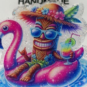 Tiki Kerl Sommer Flamingo Schwimmer Sun Monstera Pool Sommer Anstecker | Lustiges Summer Vibes Anstecker | Medizinischer Personal | Geschenk für Sie | Einziehbares Abzeichen