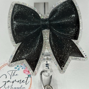Portadistintivo retrattile con fiocco ispirato a Halloween, con glitter neri, civetta spettrale e grazioso / Portadistintivo ospedaliero / Distintivo retrattile / Regalo per lei / Distintivo carino
