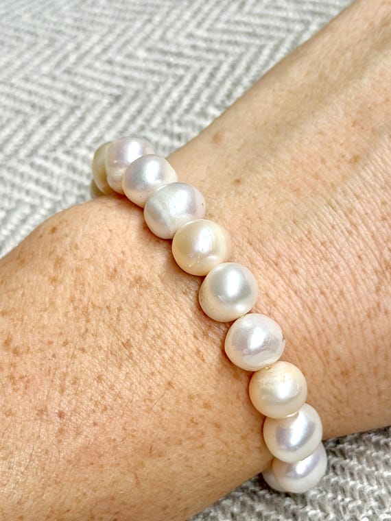 Class Round Shaped Freshwater Pearl bracelet