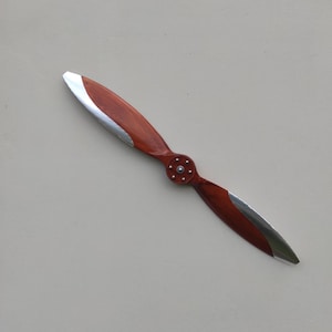 Wooden propeller.47,63 inches.