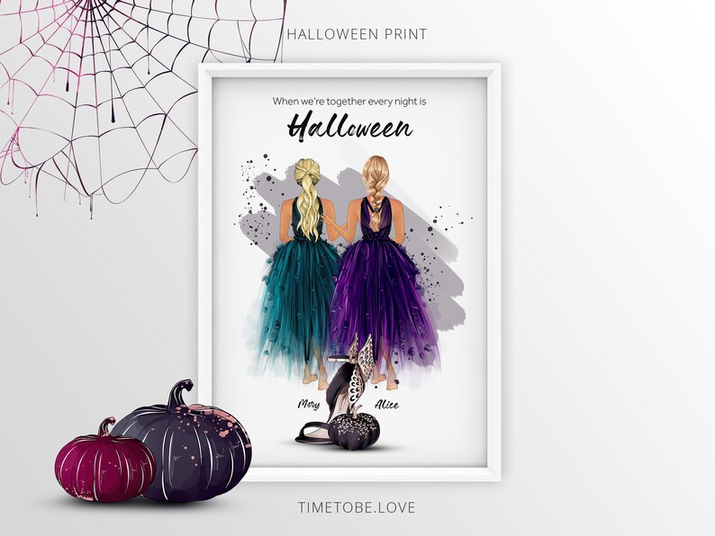 Może przedstawiać: Druk w stylu Halloween przedstawiający dwie kobiety w fioletowych i turkusowych sukienkach z tekstem "When we're together every night is Halloween". Druk zawiera r&oacute;wnież imiona "Mary" i "Alice" oraz tekst "TIMEtobe.LOVE".