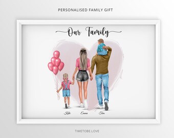 Puede incluir: Una ilustración personalizada de retrato familiar con un fondo de corazón rosa. La familia camina junta, de la mano, con el padre llevando a un niño en sus hombros. La ilustración incluye los nombres "Kate", "Emma" y "Tim" en la parte inferior. El texto "Our Family" está escrito en la parte superior de la ilustración.