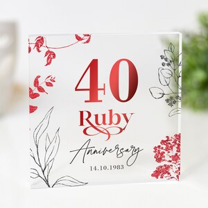 Könnte beinhalten: Ein klarer Acrylblock mit einem roten Glitzerdesign und dem Text "40 Ruby Anniversary 14.10.1983".