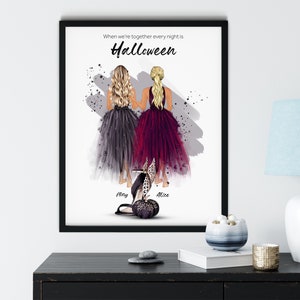 Może przedstawiać: Wydruk w ramie z akwarelową ilustracją dw&oacute;ch kobiet w strojach na Halloween. Tekst głosi: "Kiedy jesteśmy razem, każda noc to Halloween". Pod ilustracją widnieją imiona kobiet: "Mary" i "Alice".