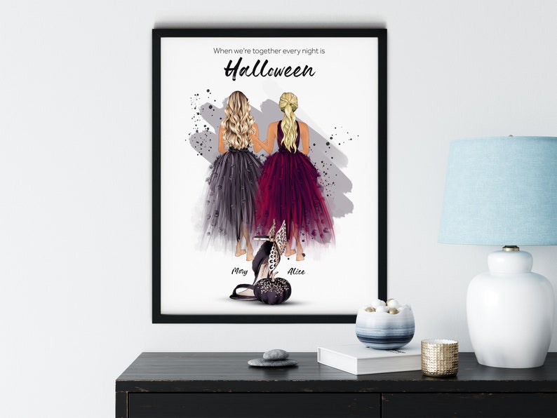 Może przedstawiać: Wydruk w ramie z akwarelową ilustracją dw&oacute;ch kobiet w strojach na Halloween. Tekst głosi: "Kiedy jesteśmy razem, każda noc to Halloween". Pod ilustracją widnieją imiona kobiet: "Mary" i "Alice".