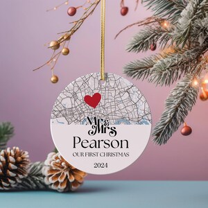 Adorno personalizado con el lugar de compromiso: regalo único para recién casados, nuestro primer recuerdo de Navidad y aniversario para él, regalo de anuncio