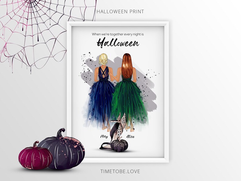 Może przedstawiać: Biały wydruk w ramie z akwarelową ilustracją dw&oacute;ch kobiet w sukniach wieczorowych. Tekst "When we're together every night is Halloween" znajduje się u g&oacute;ry wydruku. Nazwy "Mary" i "Alice" są napisane pod kobietami. Tekst "TIMETOBE.LOVE" znajduje się na dole wydruku.