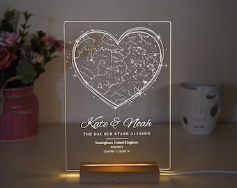 Może przedstawiać: Biały akrylowy znak z podświetleniem z wzorem serca z konstelacji. Na znaku widnieje napis "Kate & Noah The Day Our Stars Aligned Nottingham, Wielka Brytania 10/12/2021 32.95°N 115.00°W".