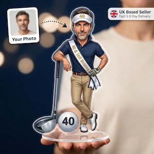 Può includere: Statuetta personalizzata a tema golf con un uomo in polo blu navy e pantaloni color cachi, con mazza e pallina da golf. La statuetta presenta la scritta "40 & Still Driving" e "40" sulla visiera e sulla pallina.
