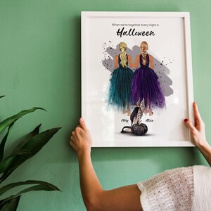 Może przedstawiać: Biały wydruk w ramie z akwarelową ilustracją dw&oacute;ch kobiet w fioletowych i turkusowych sukienkach. Tekst "When we're together every night is Halloween" znajduje się na g&oacute;rze wydruku. Nazwy "Mary" i "Alice" są napisane pod kobietami.