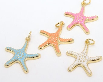 Pode incluir: Quatro pingentes de estrela do mar dourados com tinta de esmalte em cores diferentes: azul claro, laranja, rosa e branco.