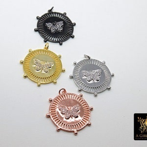 以下が含まれることがあります： 蝶のデザインが施された丸い金属製のチャームが4つ。チャームはゴールド、シルバー、ローズゴールド、ブラックからお選びいただけます。