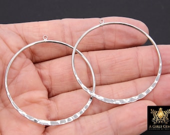 Puede incluir: Dos pendientes de aro de plata con textura martillada. Los aros están abiertos y tienen un aro de salto en la parte superior.