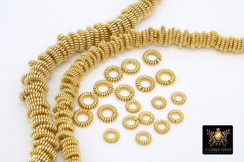 Pu&ograve; includere: Cerchietti per capelli in metallo dorato a forma di spirale. I cerchietti per capelli sono disposti in una pila e in due fili. I cerchietti per capelli hanno un diametro di circa 2,5 cm.