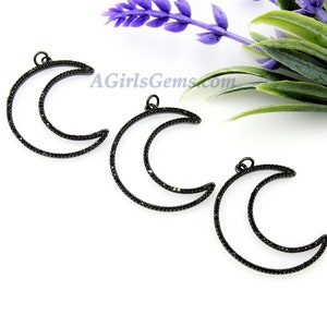 Pu&ograve; includere: Tre ciondoli in metallo nero a forma di mezzaluna con accenti di cristallo nero. I ciondoli misurano circa 3,8 cm di lunghezza.