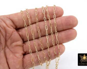 Pode incluir: Um close-up de um colar de corrente de ouro com um design delicado de elos ovais. A corrente está colocada em uma mão, mostrando seu comprimento e seus detalhes intrincados.